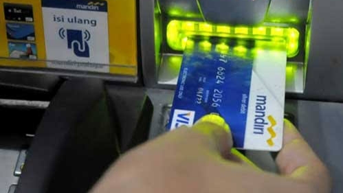Masukkan Kartu ATM ke Mesin ATM