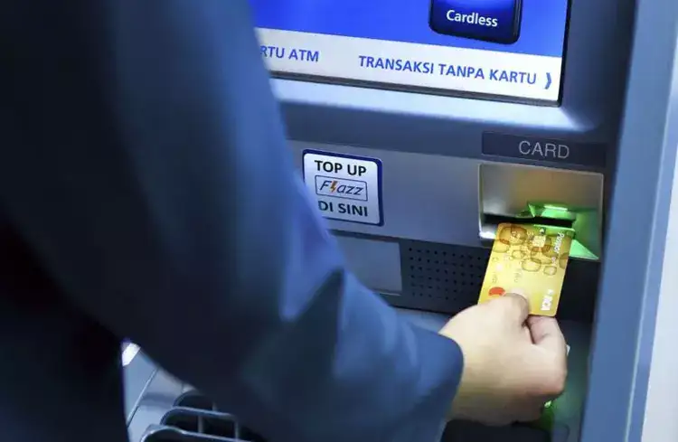Masukkan Kartu ATM dan Masukkan PIN dengan Benar